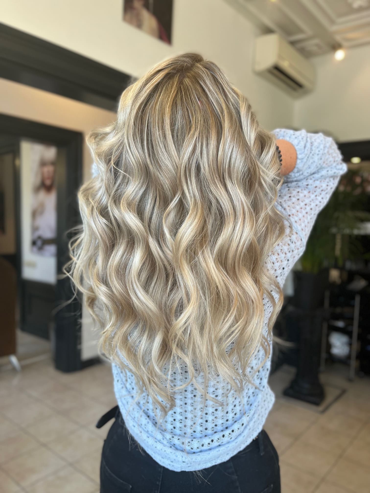 Lange blonde krullen, laag voor laag ingedraaid.