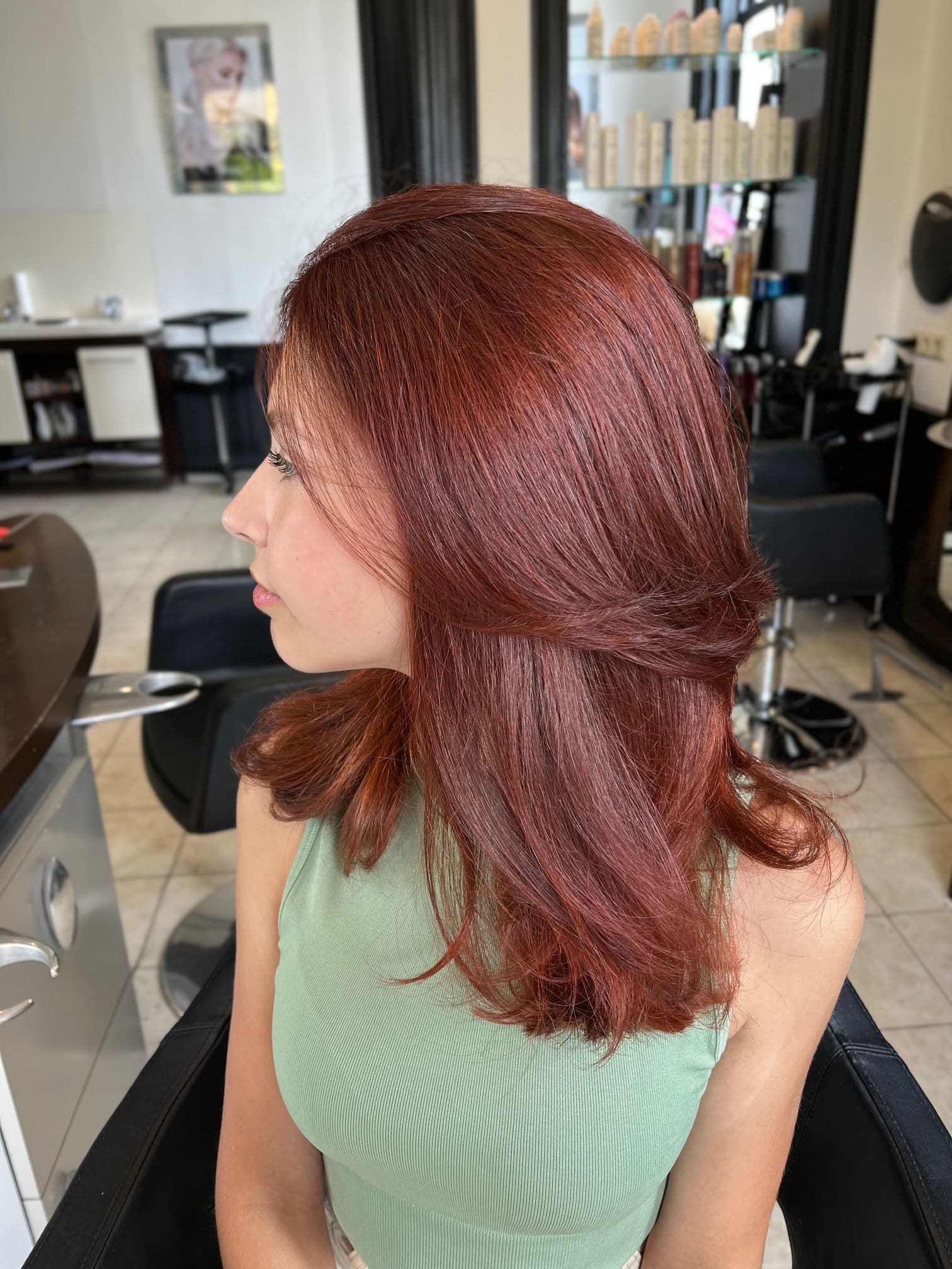 Koperrood gekleurd haar met glanzende, geföhnde lagen.