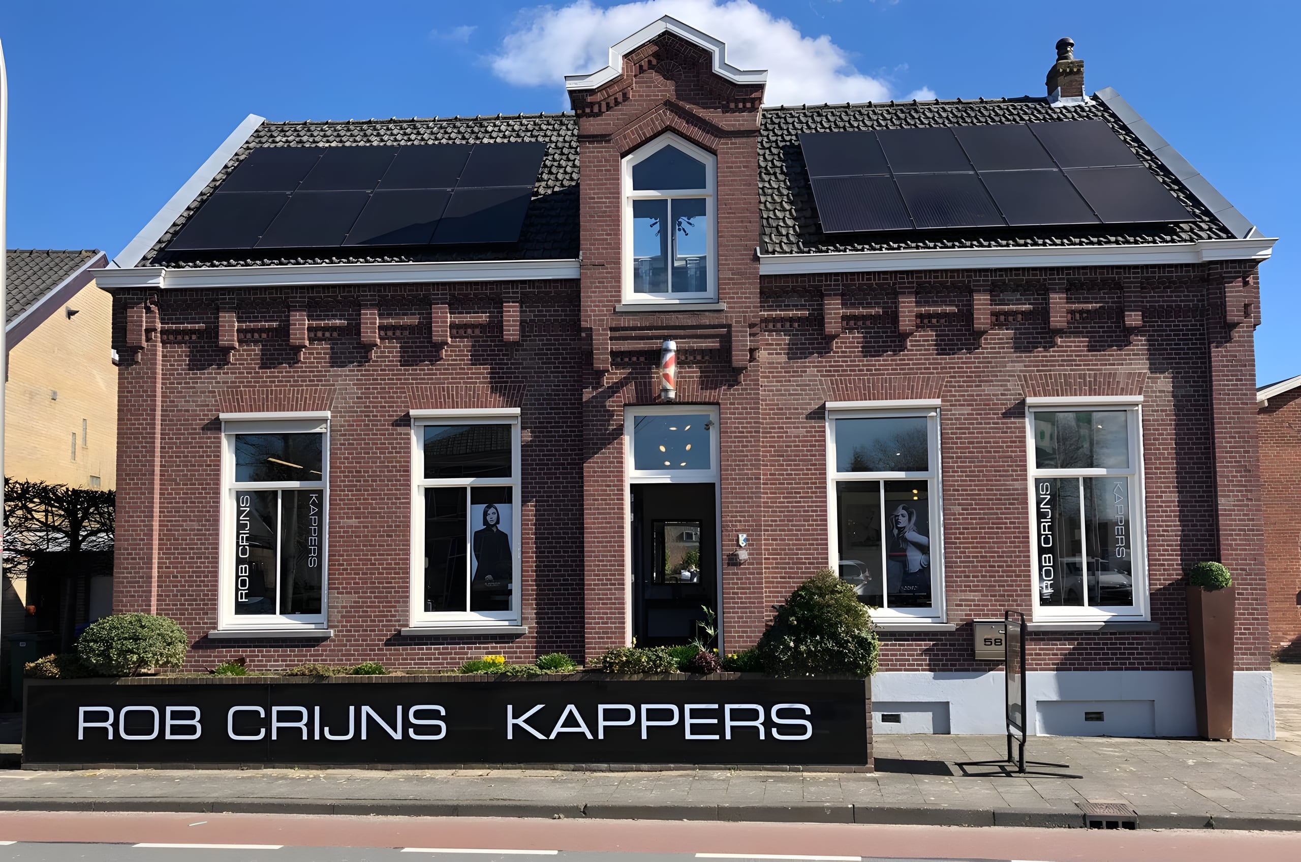 Het pand van Rob Crijns Kappers aan de Dijkshoornseweg in Den Hoorn, met de naam in witte letters op de muur langs de stoep.